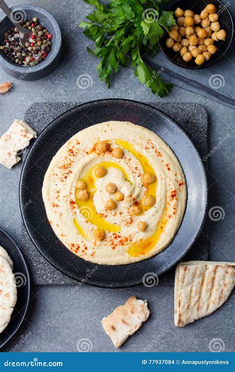 Una ciotola di hummus con pane pita