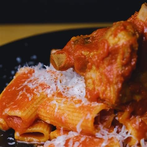 Piatto di pasta con sugo di salsicce e spuntature