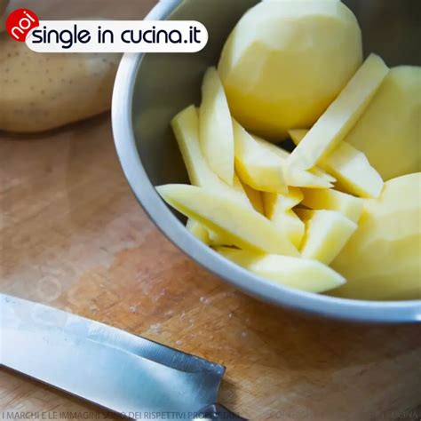 Patate tagliate a bastoncino immerse in acqua fredda