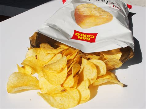 Sacchetto di carta con patatine fritte salate