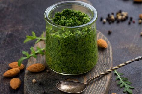 Ingredienti freschi per il pesto di rucola e pistacchi