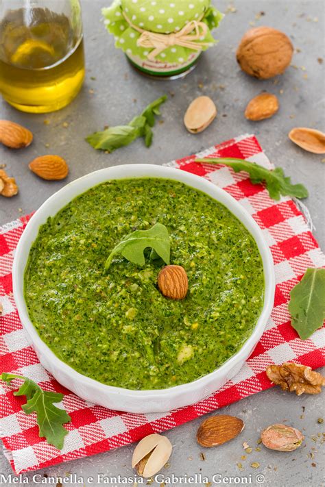 Pesto di rucola e pistacchi pronto per essere gustato