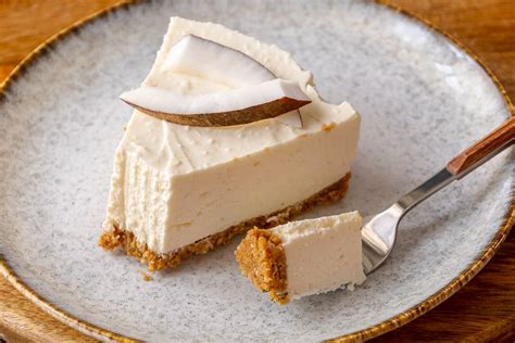 Immagine di una fetta di cheesecake al cocco e yogurt