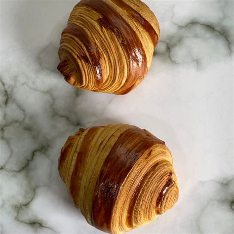 Croissant sfogliati dorati