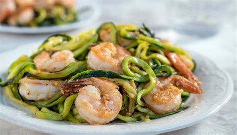 Gamberi saltati con zucchine, carote e cipollotto