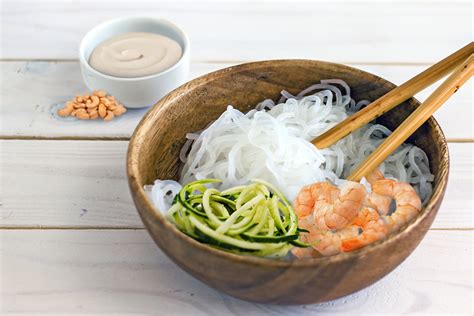 Ciotola con spaghetti shirataki, gamberetti e crema di anacardi