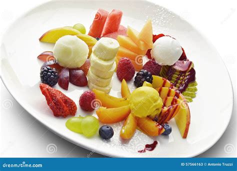 Piatto di dessert con frutta e creme