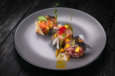 Dettaglio di un piatto gourmet con ingredienti freschi