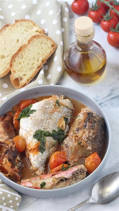 Ingredienti mediterranei per pesce in umido