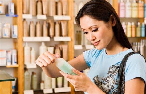 persona che legge etichetta biscotti