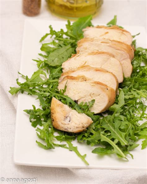 tagliata di pollo su un letto di rucola