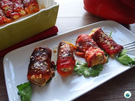 Composizione di involtini di peperoni ripieni con robiola e olive