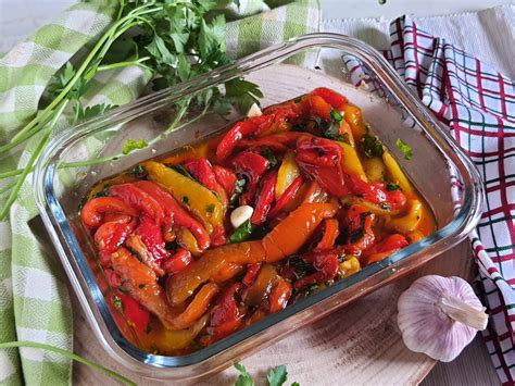 Peperoni tagliati a falde e conditi per la marinatura