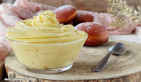 Dettaglio della preparazione della crema pasticcera