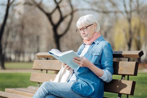 Persona anziana che legge un libro con saggezza