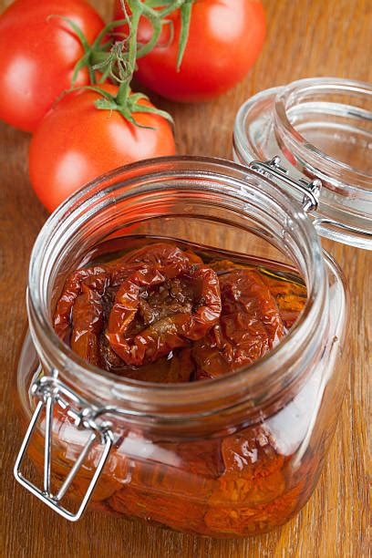 Pomodori secchi in un barattolo di vetro