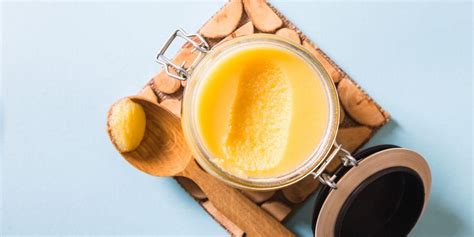 Burro chiarificato in una pentola