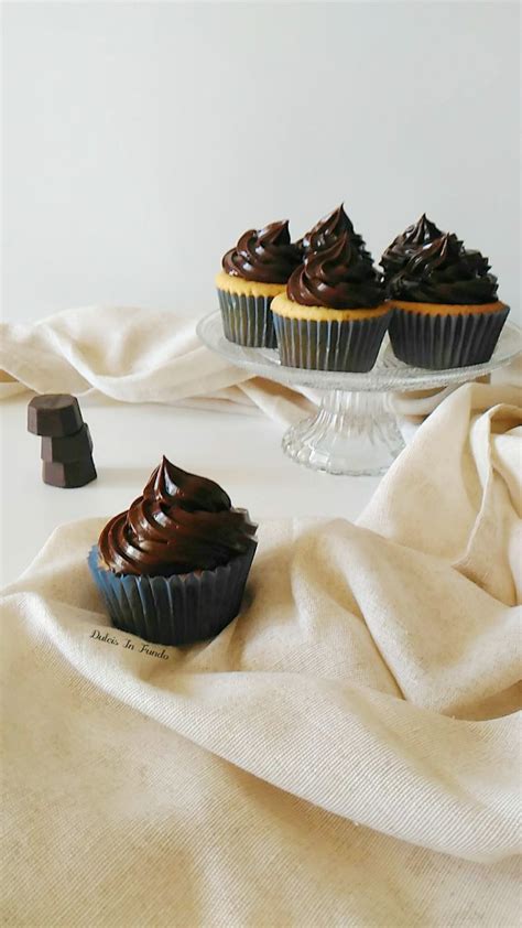 Cupcake decorati con ganache al cioccolato bianco