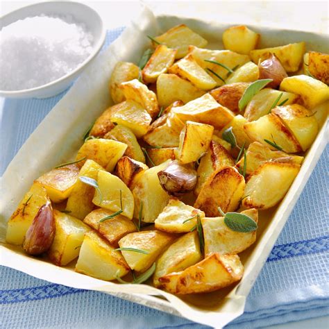 Patate al forno dorate e croccanti in una teglia
