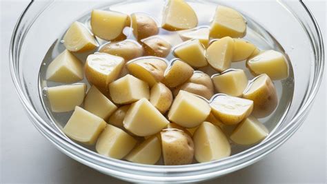 Patate tagliate a spicchi immerse in acqua fredda