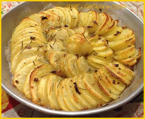 Teglia di patate al forno in fase di cottura, con doratura evidente
