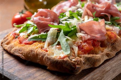 Pinsa con prosciutto e verdure