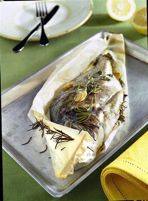 Orata intera fresca con limone e rosmarino