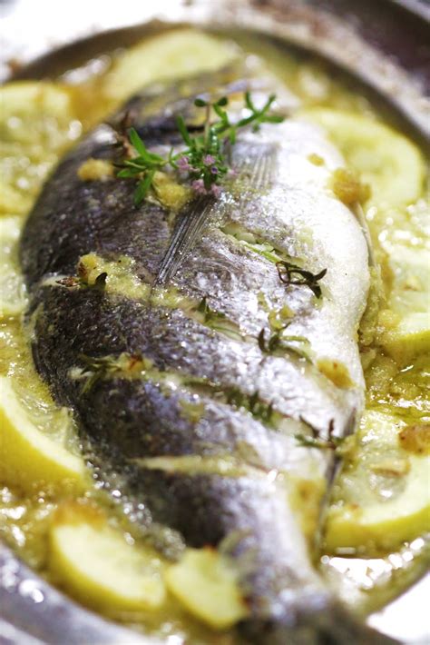 Orata con timo, aglio e limone nel ventre
