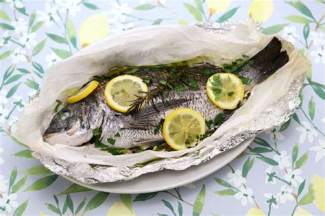 Orata avvolta in carta da forno