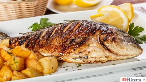 Piatto di orata al forno con patate e prezzemolo tritato