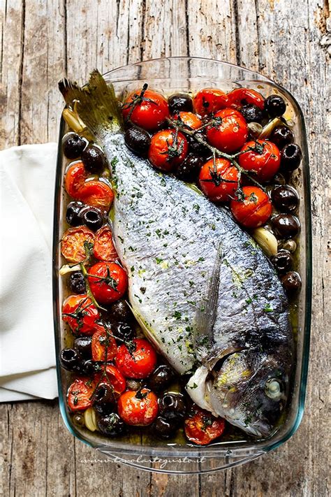 Orata al forno servita su un piatto elegante