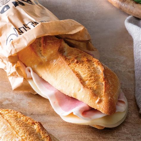 Pane carré con prosciutto cotto e mozzarella