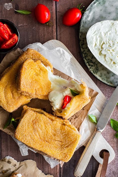 Ingredienti freschi per la mozzarella in carrozza