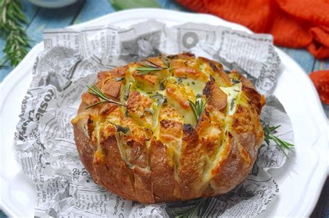 Ingredienti per il ripieno: pane, latte, erbe aromatiche