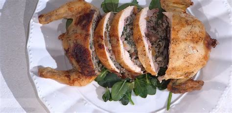 Galletto ripieno pronto per essere infornato con pancetta