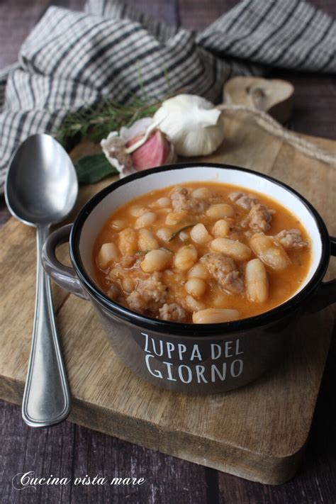 Ingredienti per la zuppa di fagioli e salsiccia