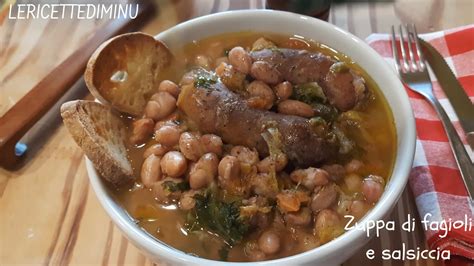 Primo piano di una zuppa di fagioli e salsiccia servita con crostini