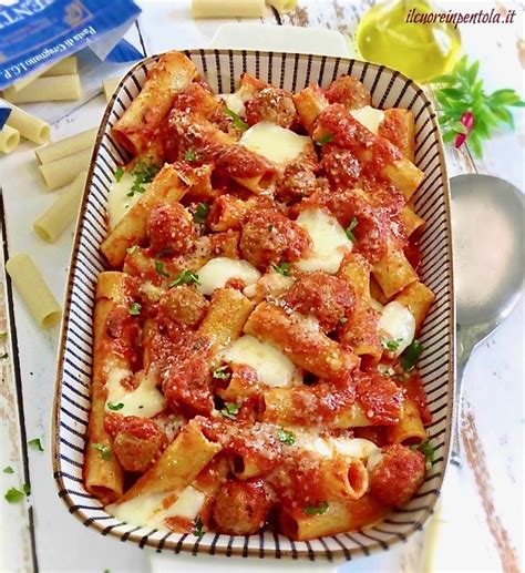 Pasta al forno con ragù e mozzarella filante