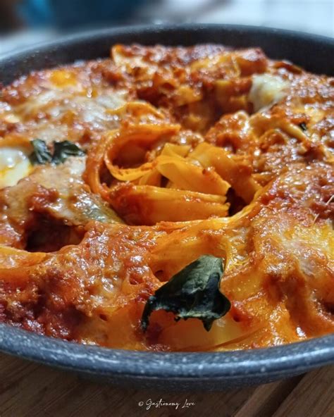 Pirofila di tagliatelle al forno pronte per essere servite