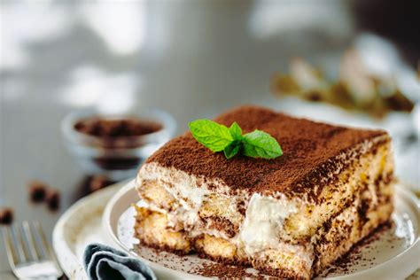 Immagine di un tiramisù perfettamente stratificato, con savoiardi inzuppati e crema al mascarpone.