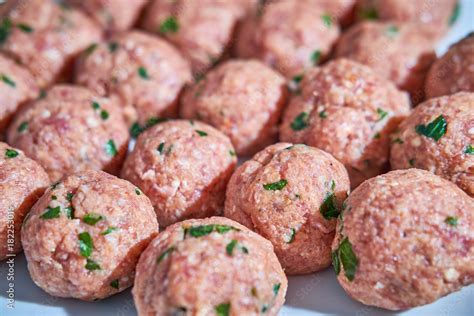 Composizione di polpette vegane pronte per la cottura
