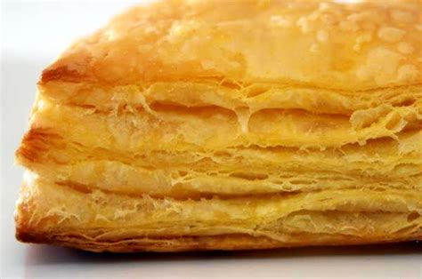 Dettaglio dell'intreccio di strisce di pasta sfoglia per creare la forma del cestino