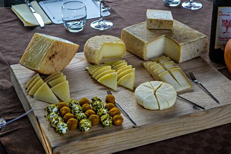 Bancarella di formaggi marchigiani