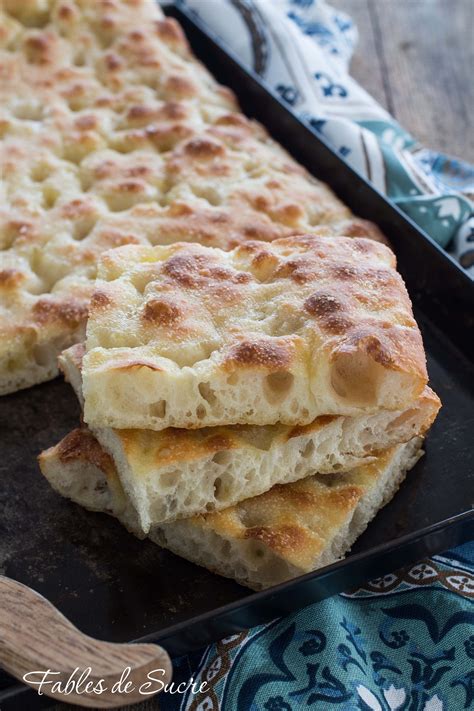 primo piano di una focaccia genovese con buchi e sale grosso