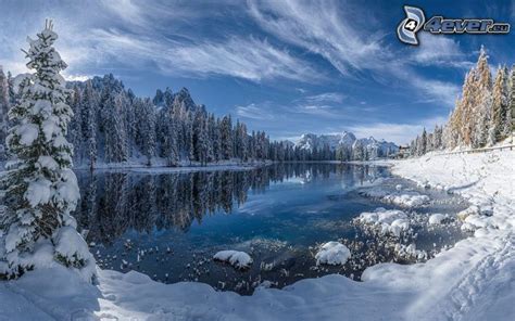 Paesaggio di montagna innevato con un lago