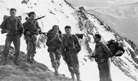 Partigiani in montagna durante l'inverno