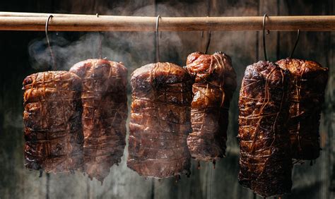 Processo di affumicatura della pancetta con legna