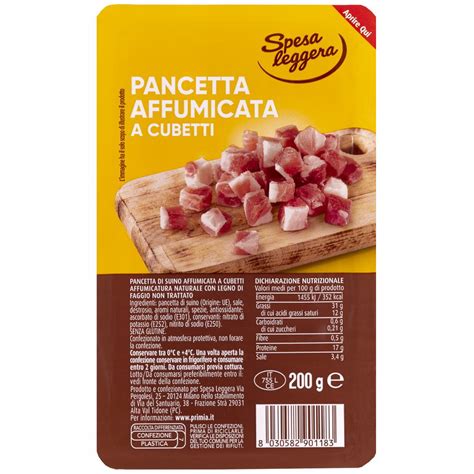 Cubetti di pancetta che rosolano in padella
