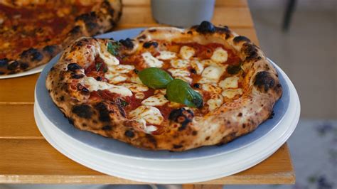 Ingredienti freschi per pizza napoletana