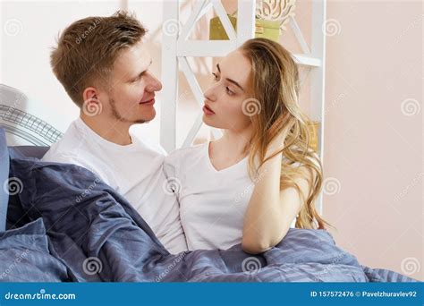 coppia che parla in camera da letto